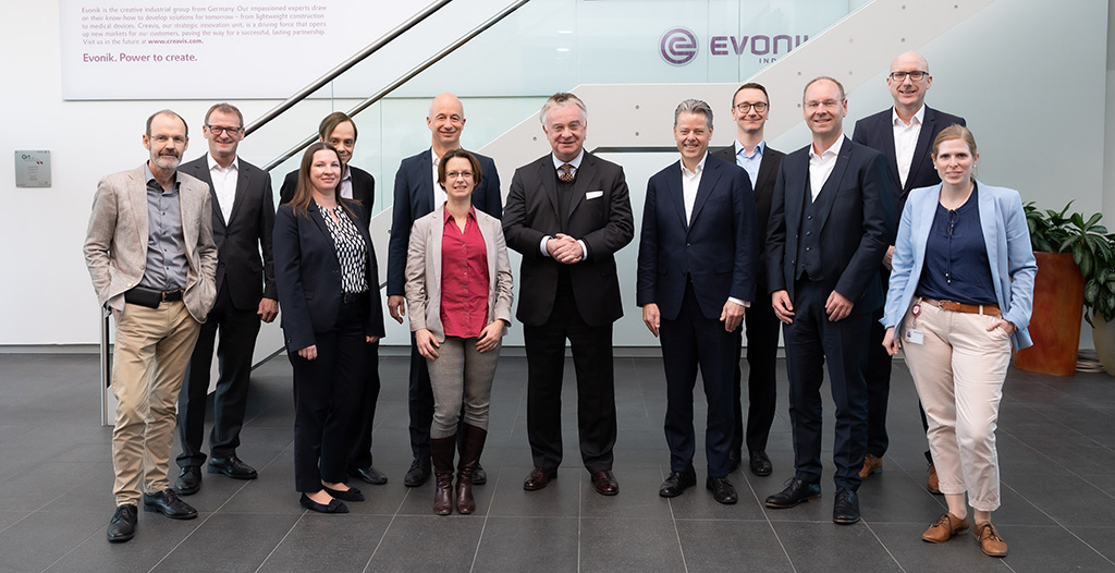 Evonik's tweet photo. #Evonik's CEO Christian Kullmann learned about the conglomerate's ongoing #research projects during his visit to the #Creavis strategic innovation unit in Marl. Evonik wants to "offer solutions for current and future challenges," said the #CEO. https://t.co/A98EIKloES
