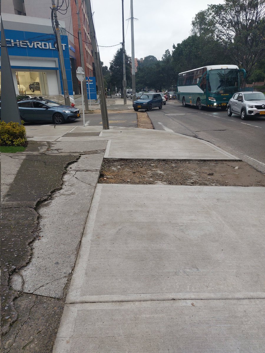LuBasCas's tweet photo. @AcueductoBogota cuándo van a terminar de arreglar los andenes y calles que dejaron sin terminar después de una obra suya? Cll 128 con cra 7 y 8 @alcaldiausaquen https://t.co/ZHheS4Dwue