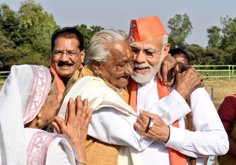 adeshguptabjp's tweet photo. सबके दिलों में बसते हैं @narendramodi जी..

103 वर्षीय सुमन भाई जी का मोदी जी के प्रति प्रेम देखने को बनता है। https://t.co/km0qmLJ26c