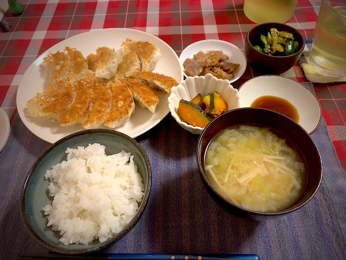 kameyasu's tweet photo. 家で映画とか観ながら、ごろごろ過ごした勤労感謝の日。

そんな今日の朝ごはんは一晩置いた豚汁。
お昼ご飯は、ホットサンド✋
晩ご飯は、手作り餃子😊

どれも、めちゃ美味😋
明日からまた仕事頑張ろ

#おうちごはん
#手作りご飯
#手作り餃子
#豚汁
#雨の日はごろごろ
#雨は嫌いじゃない https://t.co/CSSqMb0714