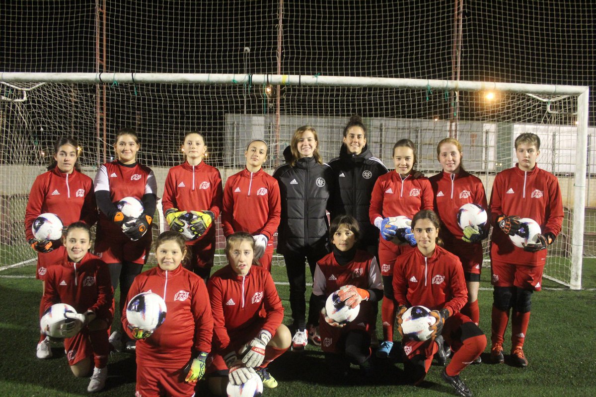 fedriojafutbol's tweet photo. 🧤⚽️👧 Ayer, sesión especial del Centro de Entrenamiento @fedriojafutbol dedicada al trabajo con las porteras de los equipos de la Liga Femenina de F8. 

Contamos con dos invitadas de lujo  @RaquelPoza01 y Sofía Calvo, porteras del @DUXLogrono y el @DUXLogrono B, respectivamente. https://t.co/hcBXO9lhLd