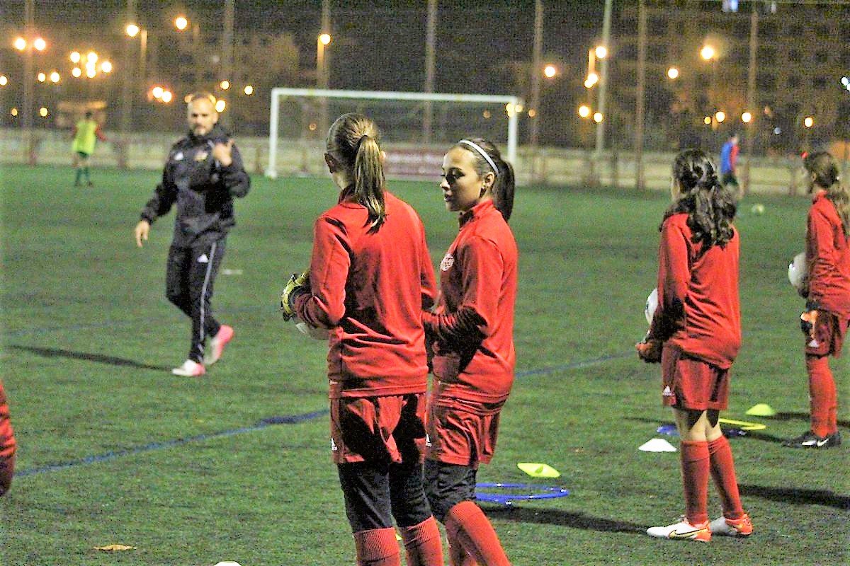 🧤⚽️👧 Ayer, sesión especial del Centro de Entrenamiento <a href="/fedriojafutbol/">Federación Riojana de Fútbol</a> dedicada al trabajo con las porteras de los equipos de la Liga Femenina de F8. 

Contamos con dos invitadas de lujo  <a href="/RaquelPoza01/">»RαquεL Pozα«</a> y Sofía Calvo, porteras del <a href="/DUXLogrono/">DUX Logroño</a> y el <a href="/DUXLogrono/">DUX Logroño</a> B, respectivamente.