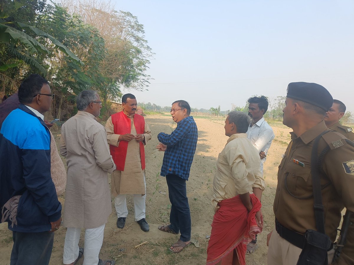 suryakantMLA's tweet photo. बखरी प्रखंड में संपर्कता से वंचित गाँ���ो और विभिन्न जर्जर सड़कों का भ्रमण किया।मौके पर उपस्थित ग्रामीण कार्य विभाग के कार्यपालक अभियंता को अविलंब जर्जर सड़कों की मरम्मती और संपर्कता सें वंचित गाँवो को मुख्य सड़क से जोडने का निर्देश दिया। 
#begusarai https://t.co/qrDZcAXtEA
