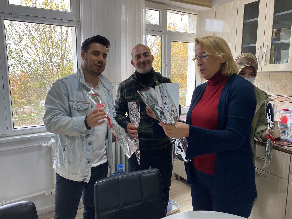 Sayın Valimizin hediyesi olan çiçekler Ahmetbey Cumhuriyet Ortaokulundaki öğretmenlerimize iletilmiştir teşekkür ederiz #BirolEkici_39 #Huseyn_Kalkan