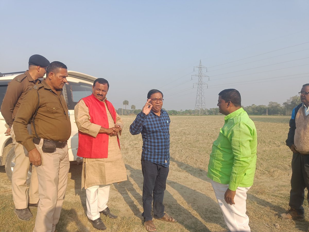 suryakantMLA's tweet photo. बखरी प्रखंड में संपर्कता से वंचित गाँ���ो और विभिन्न जर्जर सड़कों का भ्रमण किया।मौके पर उपस्थित ग्रामीण कार्य विभाग के कार्यपालक अभियंता को अविलंब जर्जर सड़कों की मरम्मती और संपर्कता सें वंचित गाँवो को मुख्य सड़क से जोडने का निर्देश दिया। 
#begusarai https://t.co/qrDZcAXtEA