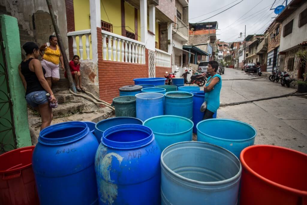 CEDICE's tweet photo. De acuerdo el informe de #MonitorServicios se estima que los ciudadanos del estado Falcón han recibido 20% menos agua que el trimestre anterior, debido a problemas en los sistemas de bombeo y distribución 💧💧

RT si eres de Falcón y confirmas esta info ↗️↗️ https://t.co/GVG10JPGEC