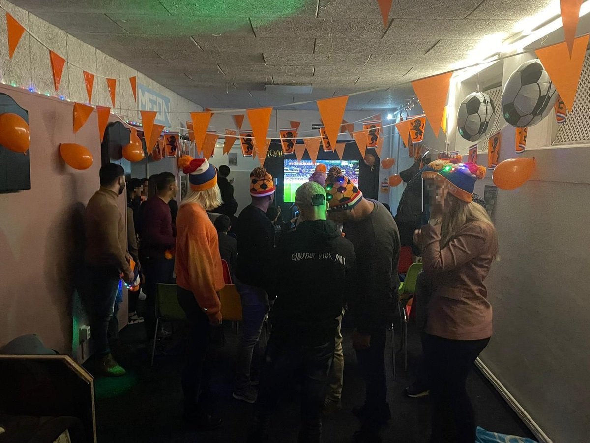 Afgelopen zondag hebben we samen met de Jongeren Jeugdhonk ‘Ons Pandje’ versierd voor het WK! 

Samen met onze jongeren, jongeren/meidenwerkers en de gemeente hebben we er een geslaagd feestje van gemaakt 🥳 Wij kijken uit naar de volgende wedstrijden 🇳🇱🦁

#wk #oranje #jongeren