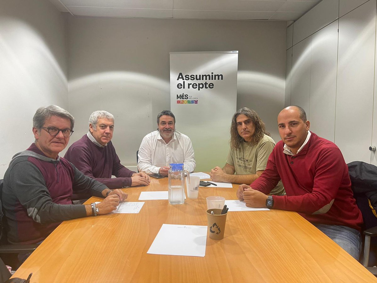 fsieib's tweet photo. Representants de FSIE, STEI i USO es reuneixen amb @mespermallorca per explicar la situació actual de l'ensenyament concertat i r la necessitat de negociar els pressupostos. Antoni Sacarés, Secretari General de FSIE Illes Balears, ha acudit a la reunió. #fsieib #compromisosFSIE https://t.co/ldGP0IlZVE