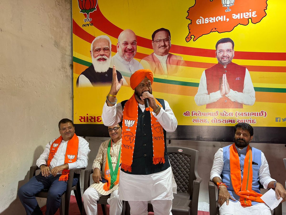 Miteshbhaibjp's tweet photo. શ્રી દેવેન્દ્ર શર્મા સહિત યુવા મોરચા હોદ્દેદારો અને કાર્યકર્તાઓ ઉપસ્થિત રહ્યા #AayegiToBJPHi #BJP4Gujarat #BJP #ભાજપ_સાથે_અગ્રેસર_ગુજરાત #ભરોસાની_ભાજપ_સરકાર #કમળ_ખીલશે_ગુજરાત_જીતશે #આ_ગુજરાત_મેં_બનાવ્યું_છે #BJP #BJPMeansDevelopment https://t.co/UfHsExfGwf