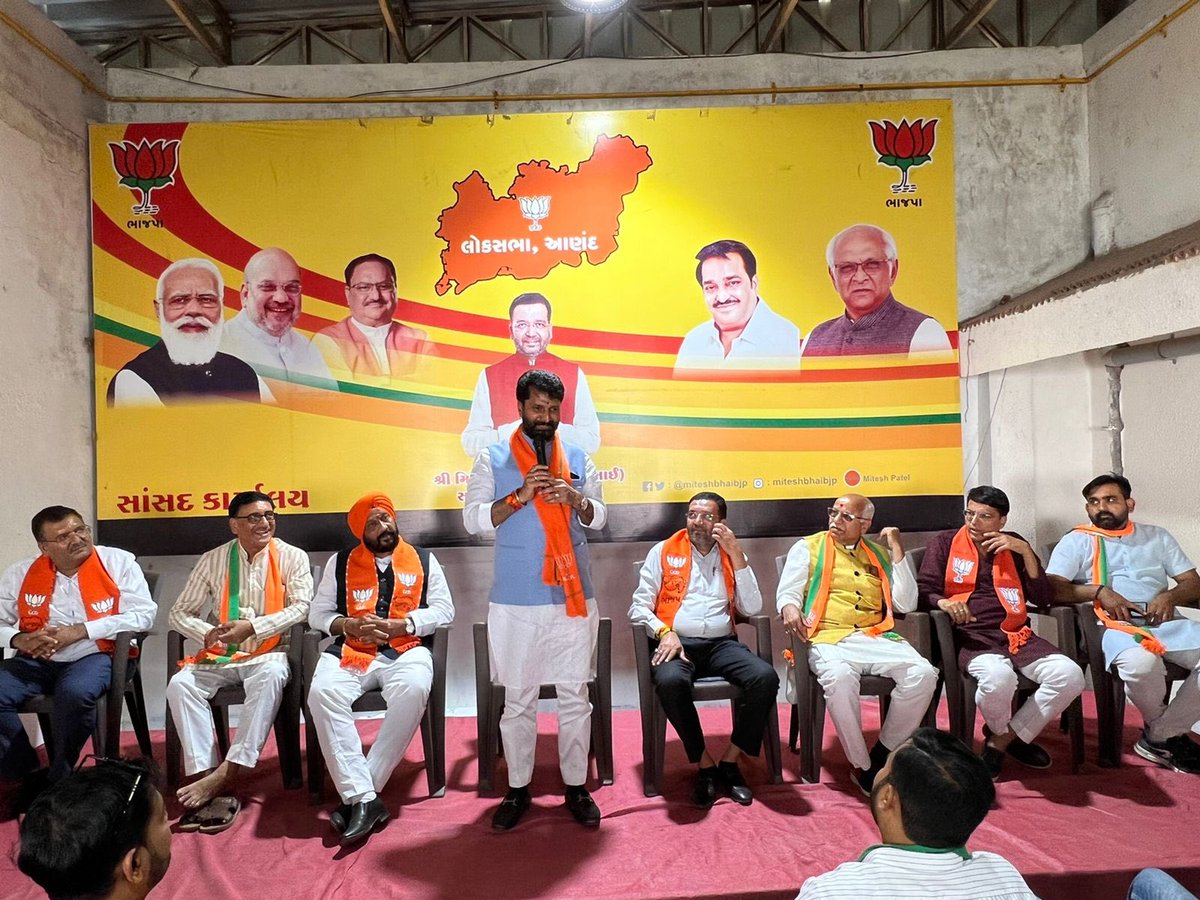 Miteshbhaibjp's tweet photo. શ્રી દેવેન્દ્ર શર્મા સહિત યુવા મોરચા હોદ્દેદારો અને કાર્યકર્તાઓ ઉપસ્થિત રહ્યા #AayegiToBJPHi #BJP4Gujarat #BJP #ભાજપ_સાથે_અગ્રેસર_ગુજરાત #ભરોસાની_ભાજપ_સરકાર #કમળ_ખીલશે_ગુજરાત_જીતશે #આ_ગુજરાત_મેં_બનાવ્યું_છે #BJP #BJPMeansDevelopment https://t.co/UfHsExfGwf