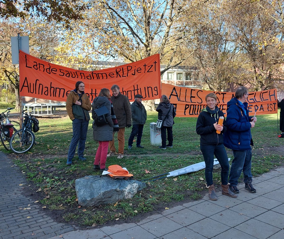 Morgen berät der <a href="/ltrlp/">Landtag RLP</a> über die "Aufnahme von Geflüchteten in #RLP". Wir sind zusammen u.a. mit der <a href="/SeebrueckeMainz/">Seebruecke Mainz</a> und dem Flüchtlingsrat RLP heute schon vor Ort und haben da eine Idee: #LandesaufnahmeJetzt!