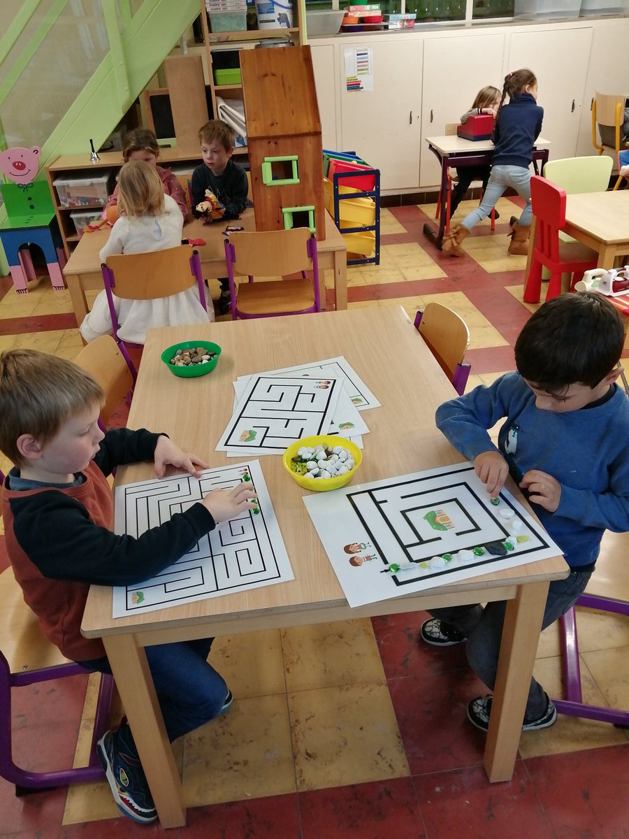 juf_Conny's tweet photo. Thema Hans en Grietje. Zoek de juiste weg met steentjes. #trapleerke https://t.co/MZCcHHItms