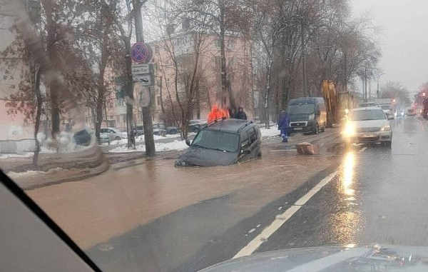 У кого-то сегодня фигурное катание, а у кого-то - прыжки в воду.

🔻Самара, улица Мориса Тореза.