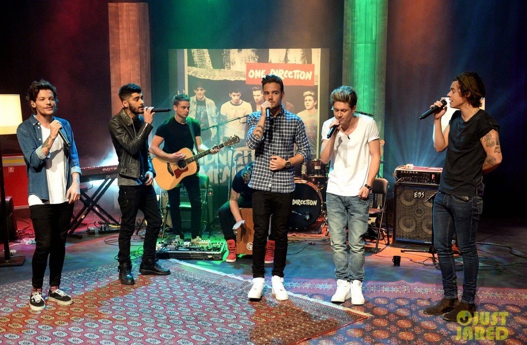 OneDirecSpain's tweet photo. ⏪ | Hoy, hace 9 años (23 de Noviembre del 2013), @onedirection emitía durante 7 horas el #1DDAY 🎉

Pudimos ver a los chicos cantando en directo, haciendo challenges, escuchando canciones de su álbum "Midnight Memories", siendo modelos...y Niall dejó de ser rubio por un día 😂 https://t.co/FSJsSDHys8