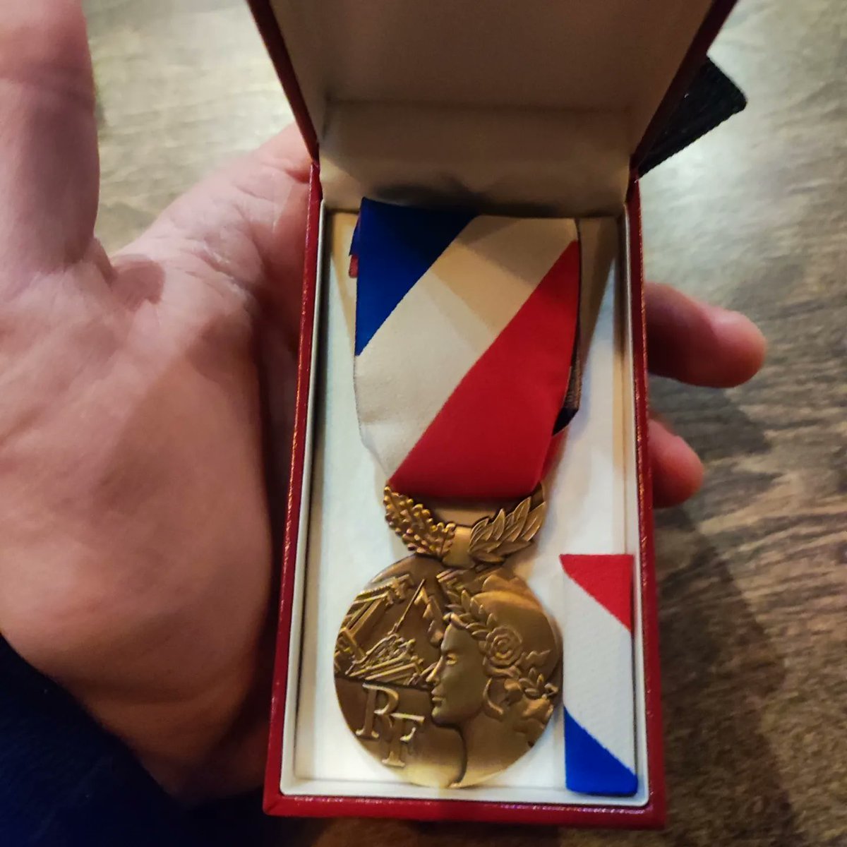 Hier avait lieu ma remise de médaille à la résidence de France de Québec par madame l'adjointe au consul <a href="/Ondoa_Abeng/">Cecile Ondoa Abeng</a> et M <a href="/Guillaume_Cty/">Guillaume Courty</a>

Même à distance, je continue de travailler pour la #dgscgc <a href="/pantxoa85/">François GROS</a> <a href="/FerrandDjamel/">Djamel FERRAND</a> <a href="/MathieuMairesse/">Matthieu Mairesse</a> merci pour votre confiance.
<a href="/FranceQC/">La France à Québec 🇫🇷 🇪🇺</a>