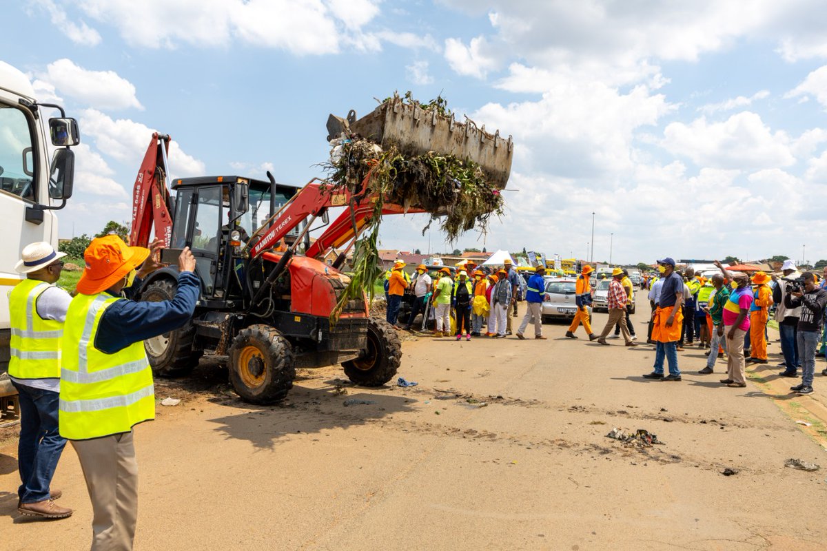 GautengeGov's tweet photo. Ntirhisano Outreach Programme
Gauteng Premier @Lesufi Lesufi is leading clean-up operations, pothole patching, and e-services in Sebokeng.
#GGT2030 #CleanupOperations #eServices https://t.co/ghJHCNeQjL