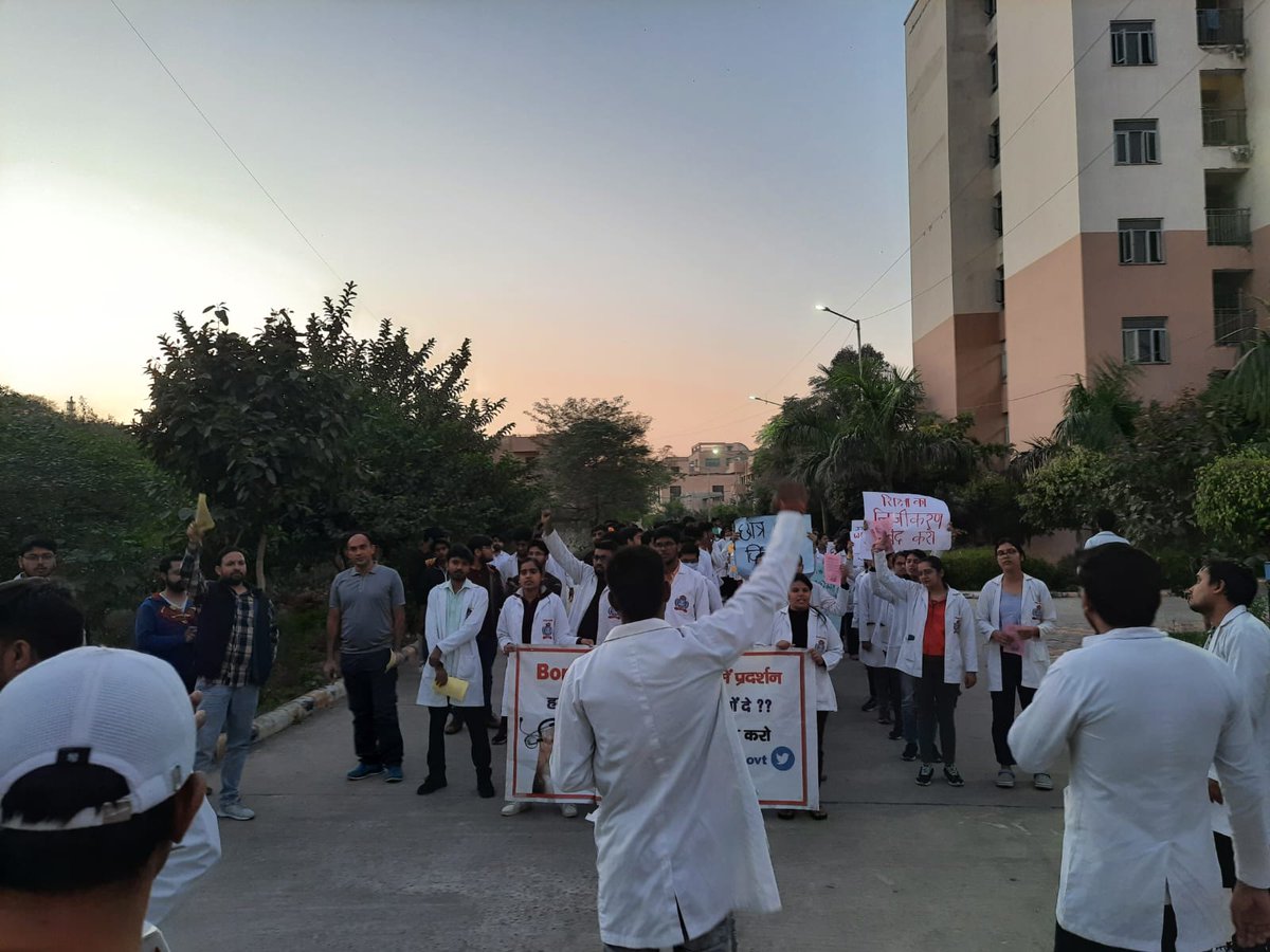 pardeeppareek5's tweet photo. @Indian__doctor today at kcgmc karnal with students to support their Nobel agitation https://t.co/wR5MW0aqXQ