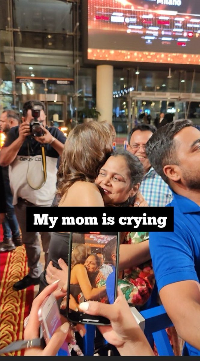 viralbhayani77's tweet photo. My mom is crying ... #ShehnaazGiIl hugged 🤗 them seen them waiting for her https://t.co/9TgNfrQqeq