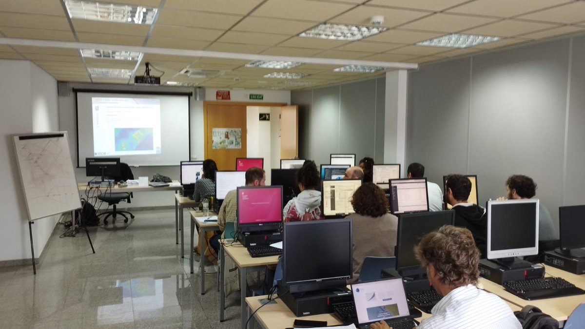 socib_es's tweet photo. El 17 i 18 de novembre, #SOCIB va oferir a l'@EBAP_GOIB el curs "Funcionament de l'eina #ONAToolbox per a l'estudi local de l'impacte del #canviclimàtic sobre les #platges", en el marc del projecte #CostesPelCanvi

Saber-ne més ℹ️ https://t.co/oyGxMPfcdJ
#ICTSNews https://t.co/CY1g8HuKJU