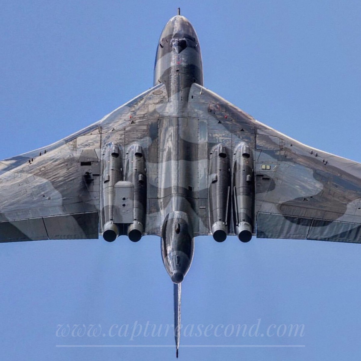 captureasecond's tweet photo. Vulcan XH558 looping over RAF Scampton, 2014. #vulcan #xh558 #deltalady #jet #aircraft #aeroplane #noordinaryjob #aviation #avgeek #captureasecond #twittervforce https://t.co/jcindSBSLr