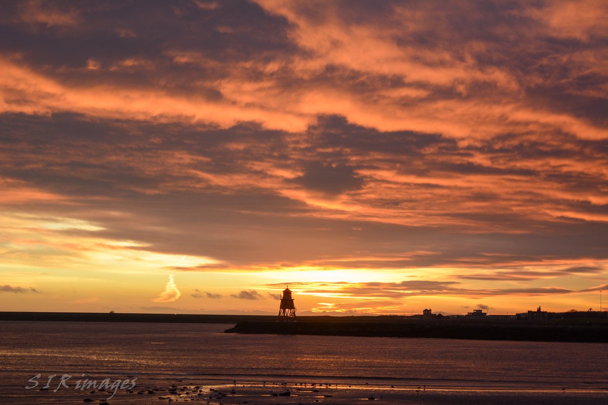 SpenceRitson's tweet photo. What a view this morning.

#TwitterNatureCommunity #NaturePhotography #photography #tynemouth #northshields #northshieldsfishquay #sunrisephotography https://t.co/PyCWYbyt3Q