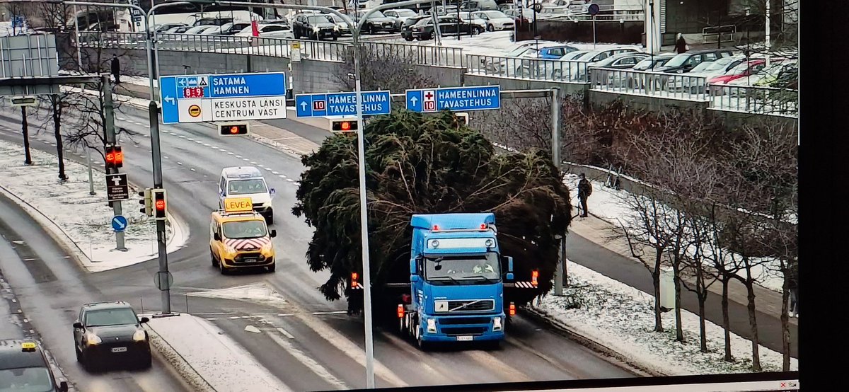 On meillä jälleen uusi, valtakunnan ykköskuusi. Turvallisesti saapui perille, tuomaan iloa kansalaisille.#valtakunnanykköskuusi #turku