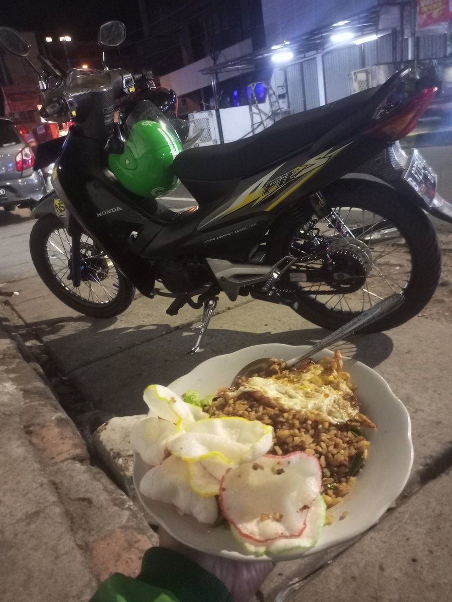 zhafranrn's tweet photo. Makan-Motorran sambil nyanyi2x sendiri adalah cara melepaskan beban😅 https://t.co/XWb5hTbDDa