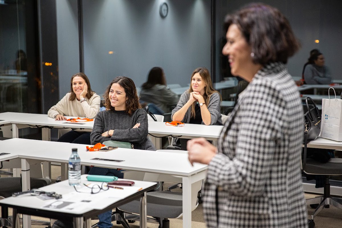 EADABusiness's tweet photo. 🔎 ¿Cuántas conversaciones de calidad tenemos en nuestro entorno laboral? Ayer abordamos esta cuestión en la conferencia ‘Crear conversaciones de calidad desde el #coahing ejecutivo que impartió en EADA Carme Gil, Directora del Postgrado en Coaching Ejecutivo. https://t.co/eoM36hULTo