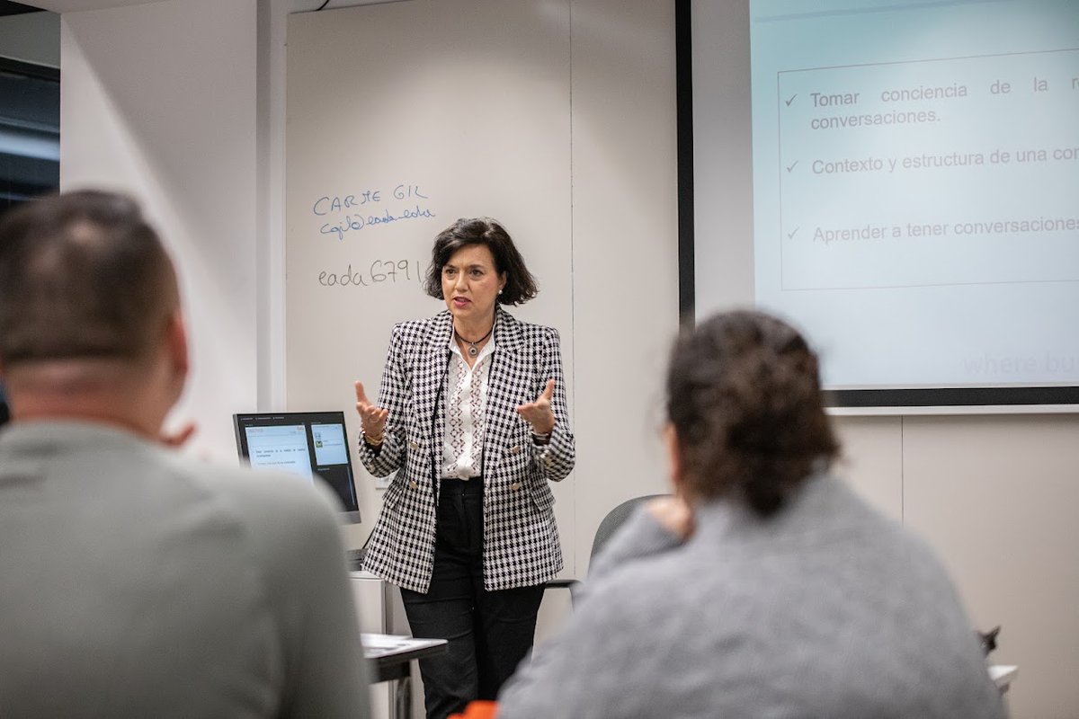 EADABusiness's tweet photo. 🔎 ¿Cuántas conversaciones de calidad tenemos en nuestro entorno laboral? Ayer abordamos esta cuestión en la conferencia ‘Crear conversaciones de calidad desde el #coahing ejecutivo que impartió en EADA Carme Gil, Directora del Postgrado en Coaching Ejecutivo. https://t.co/eoM36hULTo