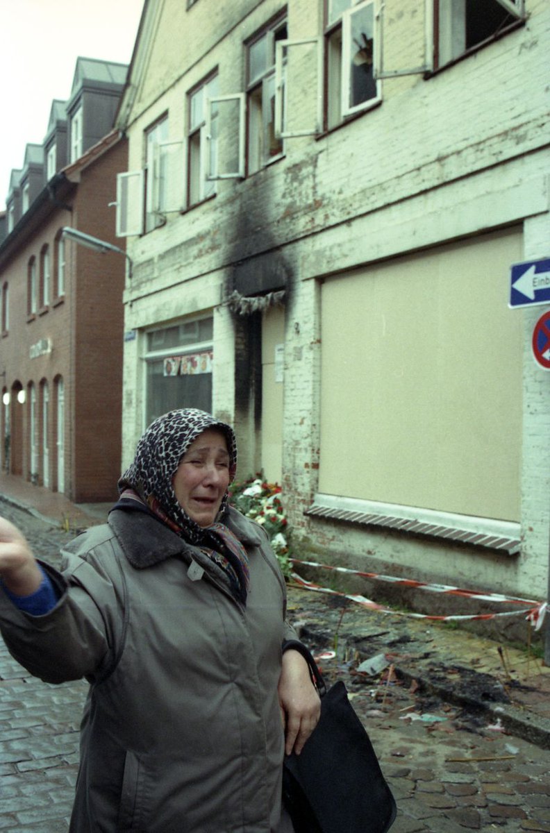 Anonymous00708's tweet image. 23.November 1992
Vor 30 Jahren verüben Rechtsradikale einen Brandanschlag in #Möllen bei dem 3 Menschen getötet u.mehrere schwer verletzt werden. Heute wird insbesondere von Seiten der AfD wieder gehetzt, und wieder brennen Gebäude. WER SCHWEIGT STIMMT ZU! de.m.wikipedia.org/wiki/Mordansch…