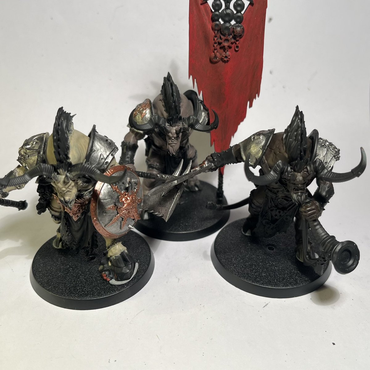 Vulkans_Forge's tweet photo. Eventually got some paint on these guys 😁 mostly just block colours for now but I like how they’ve turned out so far and of course there’s the #Myrmidon too! 😃 #PaintingWarhammer #WarhammerCommunity #AgeOfSigmar #Ogroids #ChaosWarriors #WIPWednesday https://t.co/nDCznaGNzB