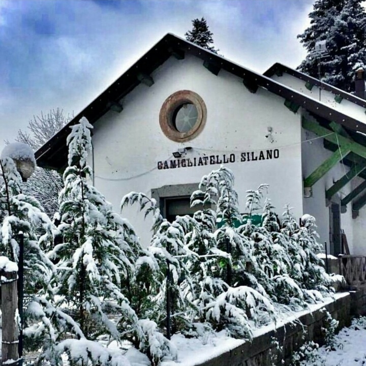 laltracalabria's tweet photo. #Spezzano della #Sila (#Cosenza). L'antica stazione della #FerroviaSilana di #Camigliatello, velata dalla prima #neve.
 ✔#CamigliatelloSilano #spezzanodellasila #PrimaNeve • #SilvaBrutia 
📰 L'altra #Calabria - #laltracalabria #Turismo 
📔 #23novembre 2022 https://t.co/t4hZJVxadc