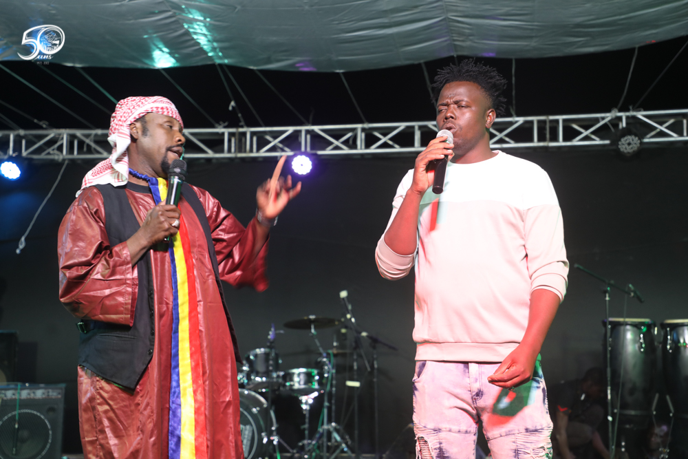 50Beac's tweet photo. 𝐂𝐨𝐧𝐜𝐞𝐫𝐭 𝐝𝐞𝐬 𝟓𝟎 𝐚𝐧𝐬 𝐝𝐞 𝐥𝐚 𝐁𝐄𝐀𝐂: les images du concert qui a réuni plusieurs artistes sur le podium. 
Hassan N'Gnelé, Rolenzo Nkosi Ya Liboso, LYGUY, Wawy-B Trône, Ghis B, Cidson Alguewi et la diva Charlotte Dipanda
#Concert #Beac #Beac50ans #CEMAC https://t.co/2Us2LVXSLH