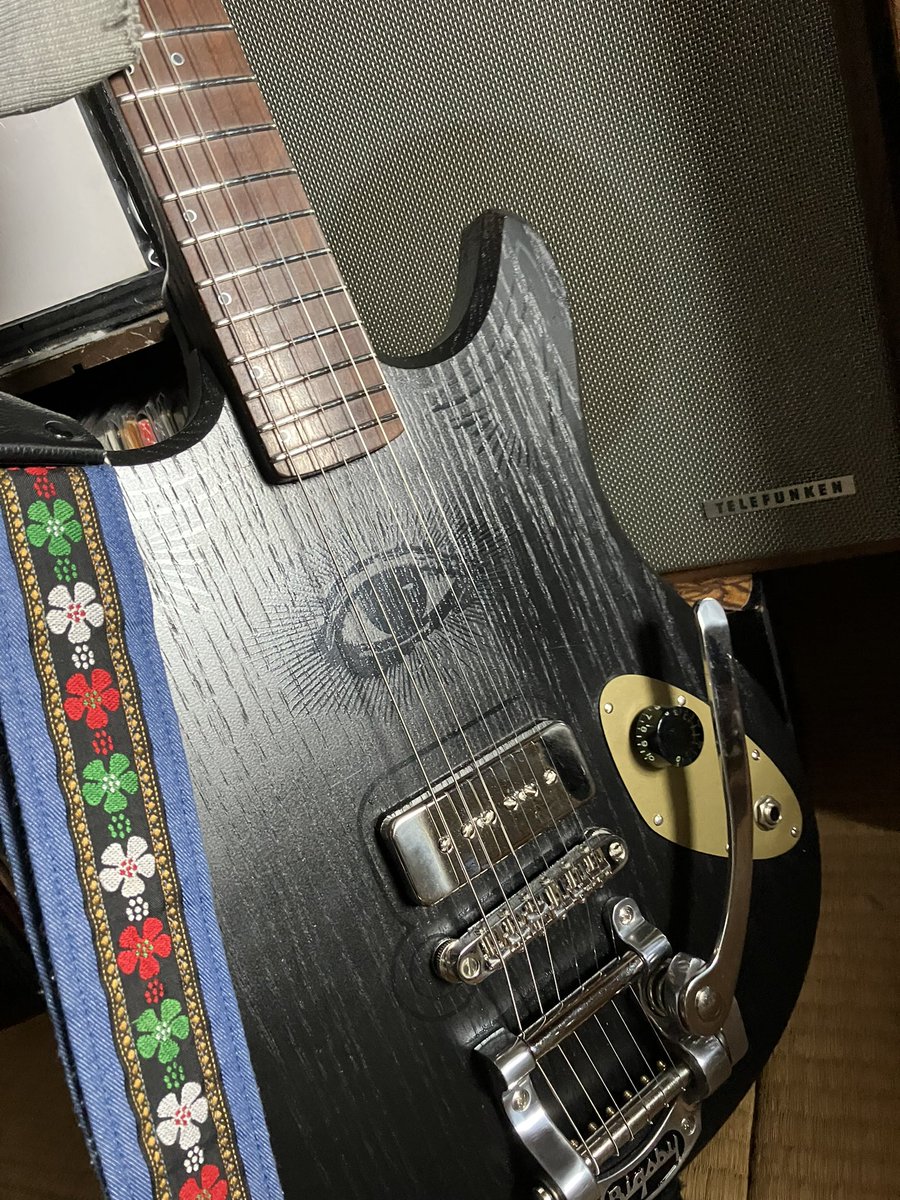 dooopamintia's tweet photo. こちらです。Blastcult magic13でございます。PUはP-90付いてるモデルです。ずっと探してたので嬉しいです。。黒に黒い目。👁👁
#blastcult #magic13 https://t.co/y2nvTx1yxy