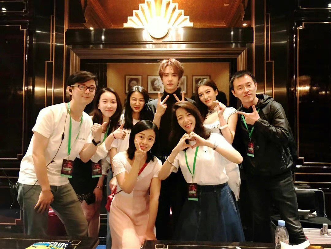 805rules's tweet photo. 20180612 #YIBOthrowback
a new backstage group photo with Wang Yibo during Candy Shop stage on NOW直播品牌沟通会
#WangYibo #WangYibo王一博 https://t.co/ZG6BSjGC8y
