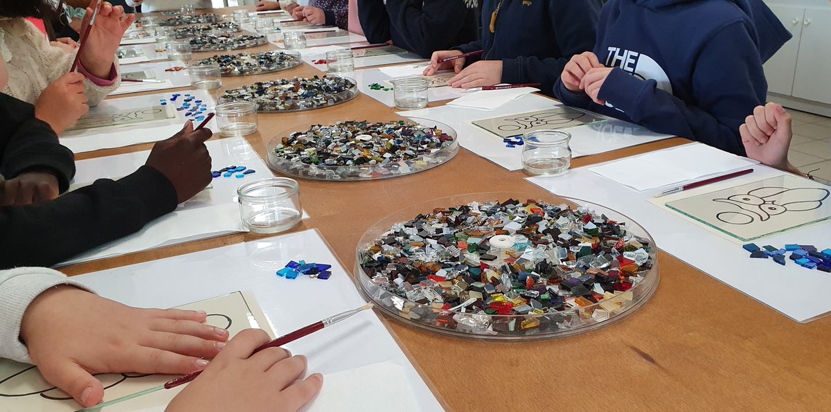 Allard_Ferry's tweet photo. De la couleur en novembre pour les CM2 #AllardFerry
avec la visite du Musée du Vitrail à Curzay-sur-Vonne: découverte passionnante et de belles productions avec un matériau rarement utilisé en Arts Plastiques à l'école! https://t.co/CoHQgTP4nQ