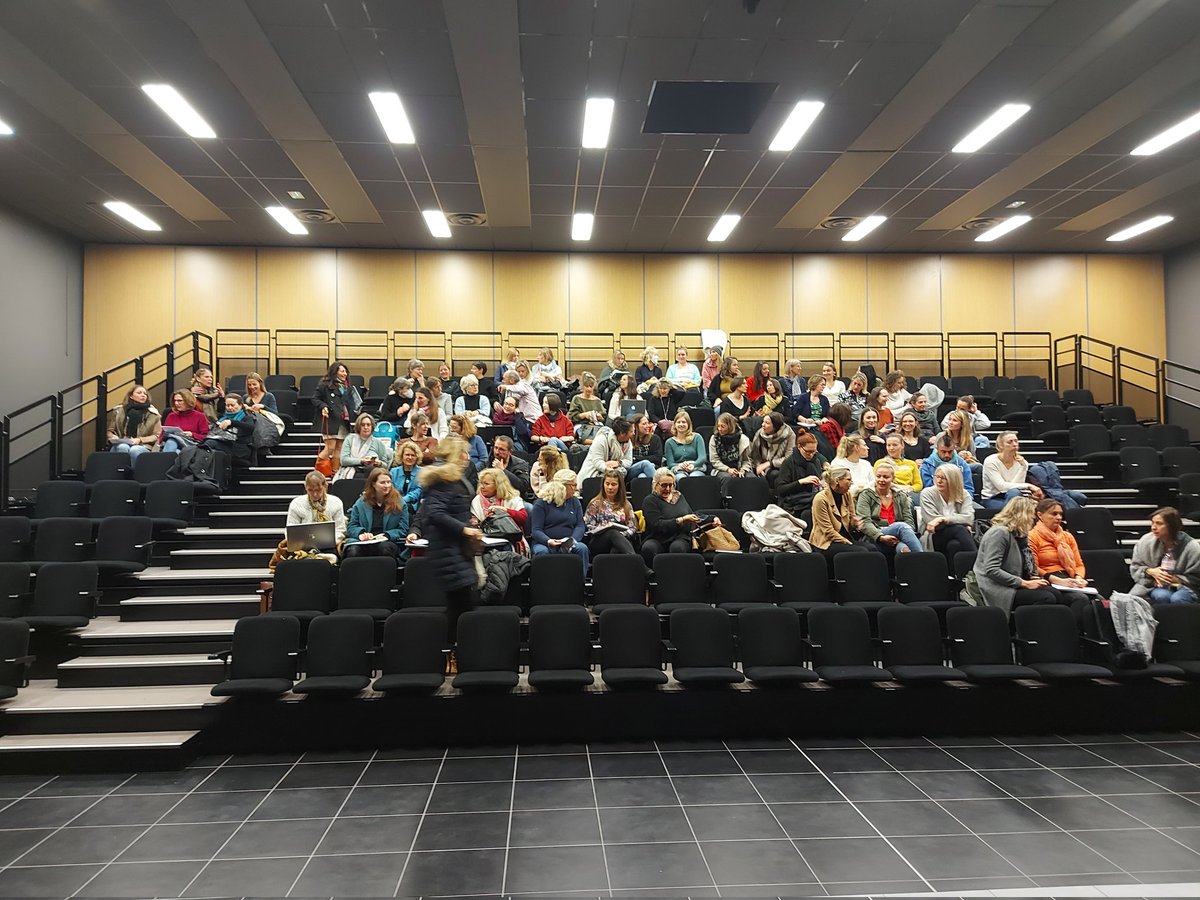 Hatier_HDF's tweet photo. Conférence proposée par les éditions #Hatier de Mme Verdenne sur le cycle  #maternelle dont le thème  est #enseigner  les  #mathématiques en cycle 1 à #Lille Wattignies https://t.co/CiSeBnSwSo