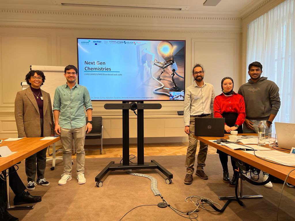 BrigetteFortuin's tweet photo. An enriching time @UmicoreGroup part of @phd_destiny Market Intelligence training. Learned a lot, especially how to sometimes not think like a scientist, but as a battery manufacturer and consumer, important to remember in our industry🔋 ⚡️🧪👩🏽‍🔬 https://t.co/AUAIl7nnMP