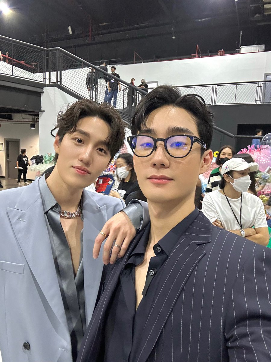 สมัยเรียนมัธยมเคยไปขอพี่ต่อถ่ายรูป ตอนนั้นพี่ต่อยังเรียนม.เกษตร ช่วงนั้นติดฮอร์โมนมาก อยากตัดสกินเฮดเพราะพี่ไผ่เลยครับ วันนี้มีโอกาสได้เจอพี่ต่ออีกครั้ง หล่อเหมือนเดิมเพิ่มเติมออร่าพี่พุ่งสุด ๆ  น่าจะเกือบ ๆ 10 ปีแล้วที่ไม่ได้เจอพี่ ดูงานของพี่เสมอนะครับผม 🥹 #GMMTV2023