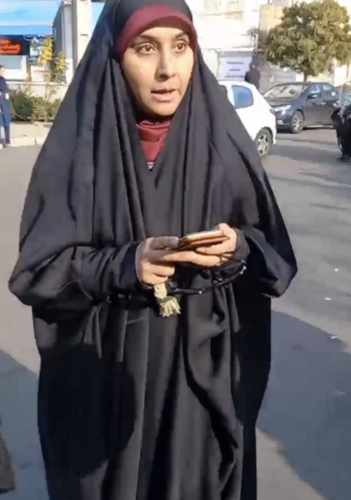 idasdraft's tweet photo. واقعا ممنون میشم این پخش و شناسایی بشه.
حرومزاده داره اطلاعات بچهای مدرسه و درمیاره و لو میده و چند نفر و کشونده حراست و اطلاعات، یه معلمم تا مرز اخراج داره میبره. بچهارو تهدید به فیلم گرفتن میکنه و فحاشی میکنه و صبحا جلوی در هنرستانه برای شناسایی بچهایی که شعار میدن.
#مهسا_امینی https://t.co/JgxTa8izd6