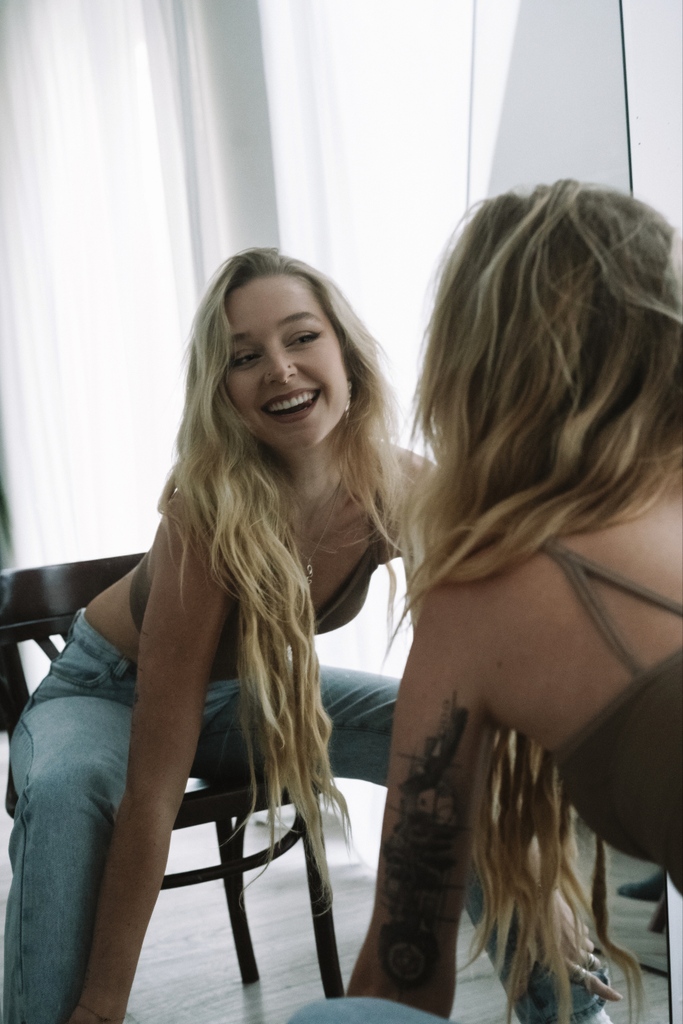 sylvanamarilore's tweet photo. It's not so serious 😜
.
.
#hippiegirl #hippiestyle #hippiesoul
#dreadgirl #tattoogirl #wonderlocks
#dreadlocks #gypsygirl #septum
#nosepiercing #dreadslife #dreadfeature #dreadlove #hippiespirits #hippiegypsy #dreadstagram #dreadstyle #barefoot https://t.co/nQikD0SDYV