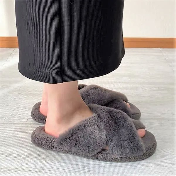 「【モフモフ】このかわいさは反則だって!ユニクロの「もこもこルームシューズ」気持ち」|BuzzFeed Japanのイラスト