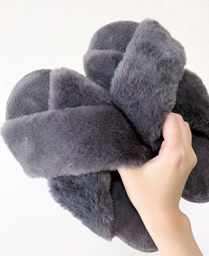 「【モフモフ】このかわいさは反則だって!ユニクロの「もこもこルームシューズ」気持ち」|BuzzFeed Japanのイラスト