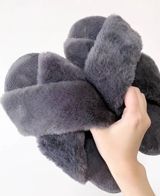 【モフモフ】このかわいさは反則だって!ユニクロの「もこもこルームシューズ」気持ちよすぎて脱げないよ〜!ユニクロの「ルームシューズ」があたたかくて気持ちいい!もこもこのファーがふんわりと足元を包んでくれて、クセになる履き心地◎冬のおうち時間に手放せません 
