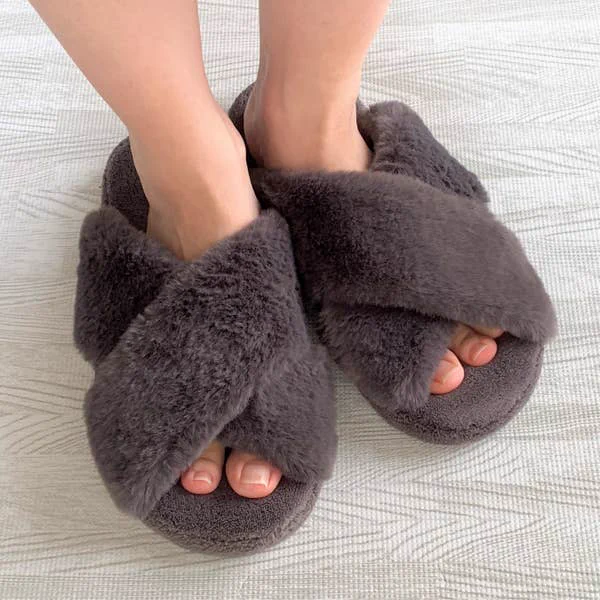 【モフモフ】このかわいさは反則だって!ユニクロの「もこもこルームシューズ」気持ちよすぎて脱げないよ〜!ユニクロの「ルームシューズ」があたたかくて気持ちいい!もこもこのファーがふんわりと足元を包んでくれて、クセになる履き心地◎冬のおうち時間に手放せません 