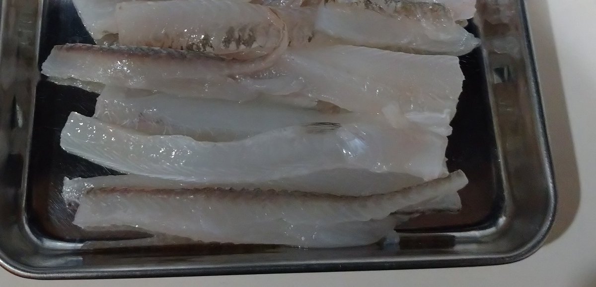 cherry_masaya's tweet photo. #fish #fishshopping
#japan
本日のお魚 その2
仕入れは、、、
#お魚 #ヤガラ
円筒形な魚です。無駄にクチバシ長いです。でも #美味しい魚 ですよ🐟️
ヌルヌルしてます。
身をみると、天ぷらやフライでも美味しそう。
今回は塩焼きとお刺身にします。
お腹に、#イワシ ⁉️ が🤣 https://t.co/VI8lSnHxO5
