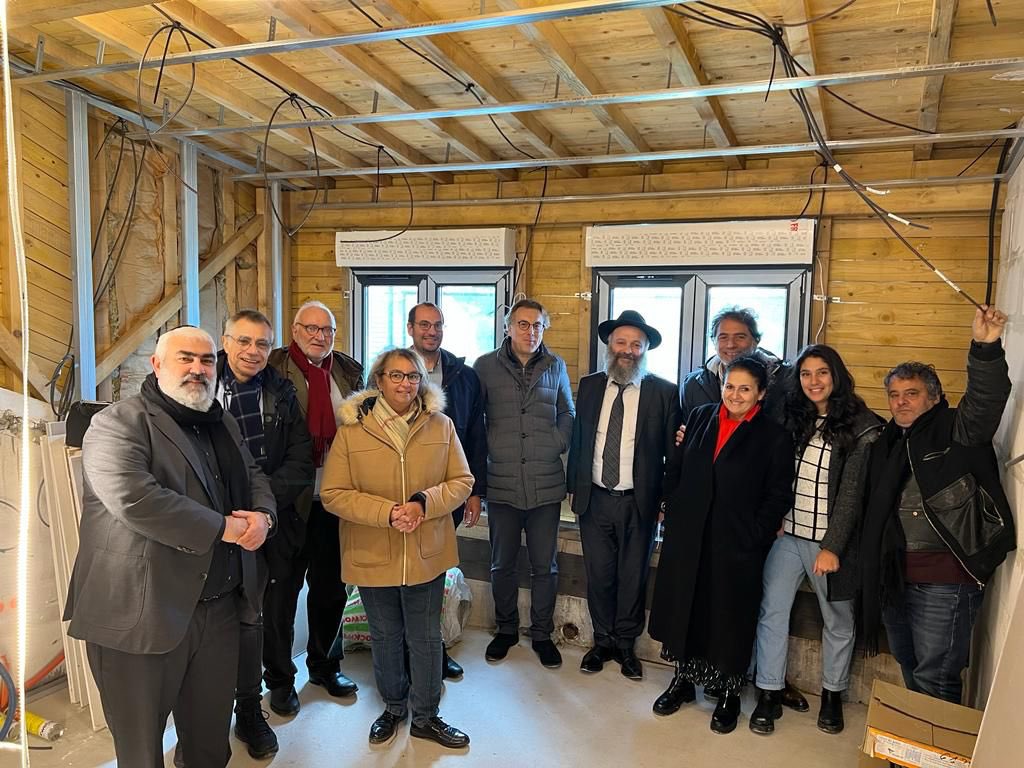 levtovparis's tweet photo. ❤️🏡Les équipes #LevTov en pleine réunion de chantier pour le projet de la maison des femmes battues qui sera inaugurée avant l’été 2023 aux côtés du @fsju notre partenaire.🤝
🇫🇷LEV TOV engagée dans la lutte contre les violences faites aux femmes. ❣️✊🏼
📲https://t.co/COgVj84lDN https://t.co/BCuof4JNOB