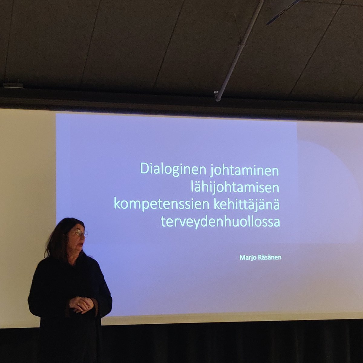 TAJAfi's tweet photo. @TAJAfi seminaari yleisö sukeltaa seuraavaksi dialogisen johtamisen maailmaan upean Marjo Räsäsen johdolla. #johtaminen #dialogisuus #kuunteleminen #sote #henkilöstö https://t.co/08nCPOnSBY