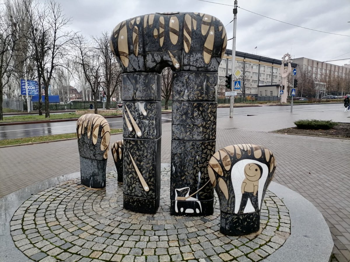 danielmkovalik's tweet photo. Angel Alley in Donetsk City, memorializing the over 160 children killed in Donetsk by the Kiev government in 2014. https://t.co/np4lfusfHt
