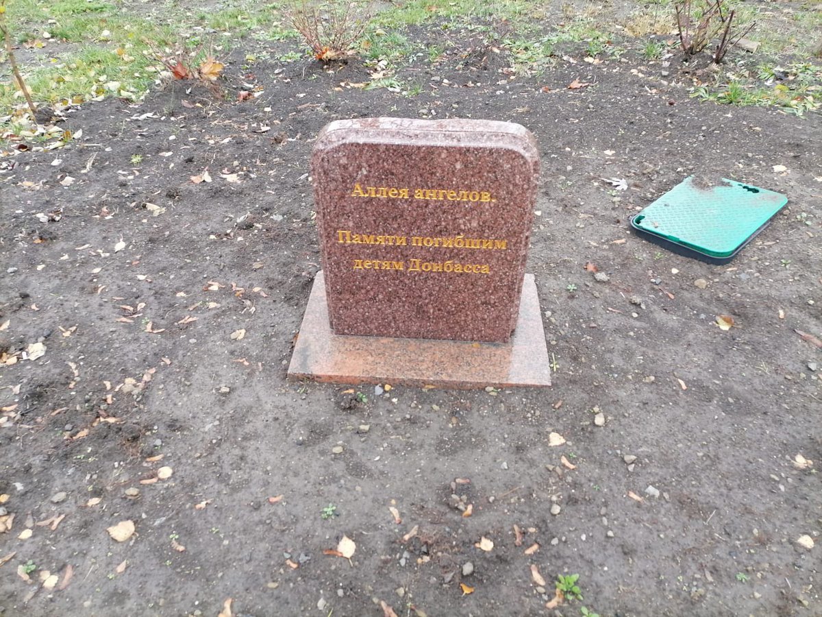 danielmkovalik's tweet photo. Angel Alley in Donetsk City, memorializing the over 160 children killed in Donetsk by the Kiev government in 2014. https://t.co/np4lfusfHt